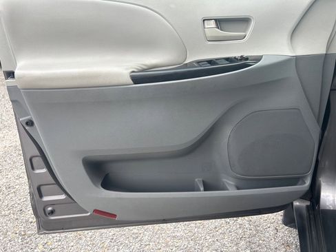 Used 2011 Toyota Sienna FWD image 11
