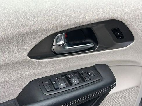 Used 2024 Chrysler Pacifica Limited FWD image 16