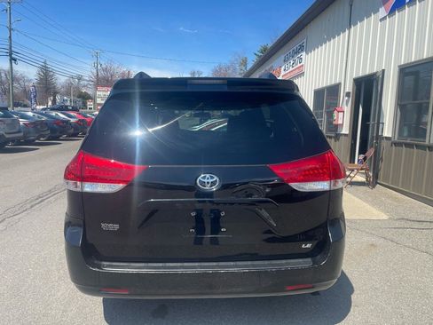 Used 2014 Toyota Sienna LE image 5