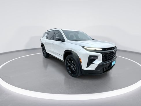 Used 2025 Chevrolet Traverse RS image 2