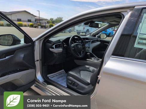 Used 2018 Toyota Camry XLE FWD image 9