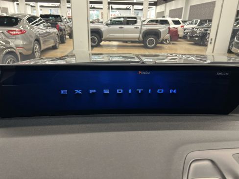 Used 2025 Ford Expedition Active image 15