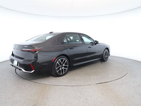 Used 2024 BMW 740i image 5