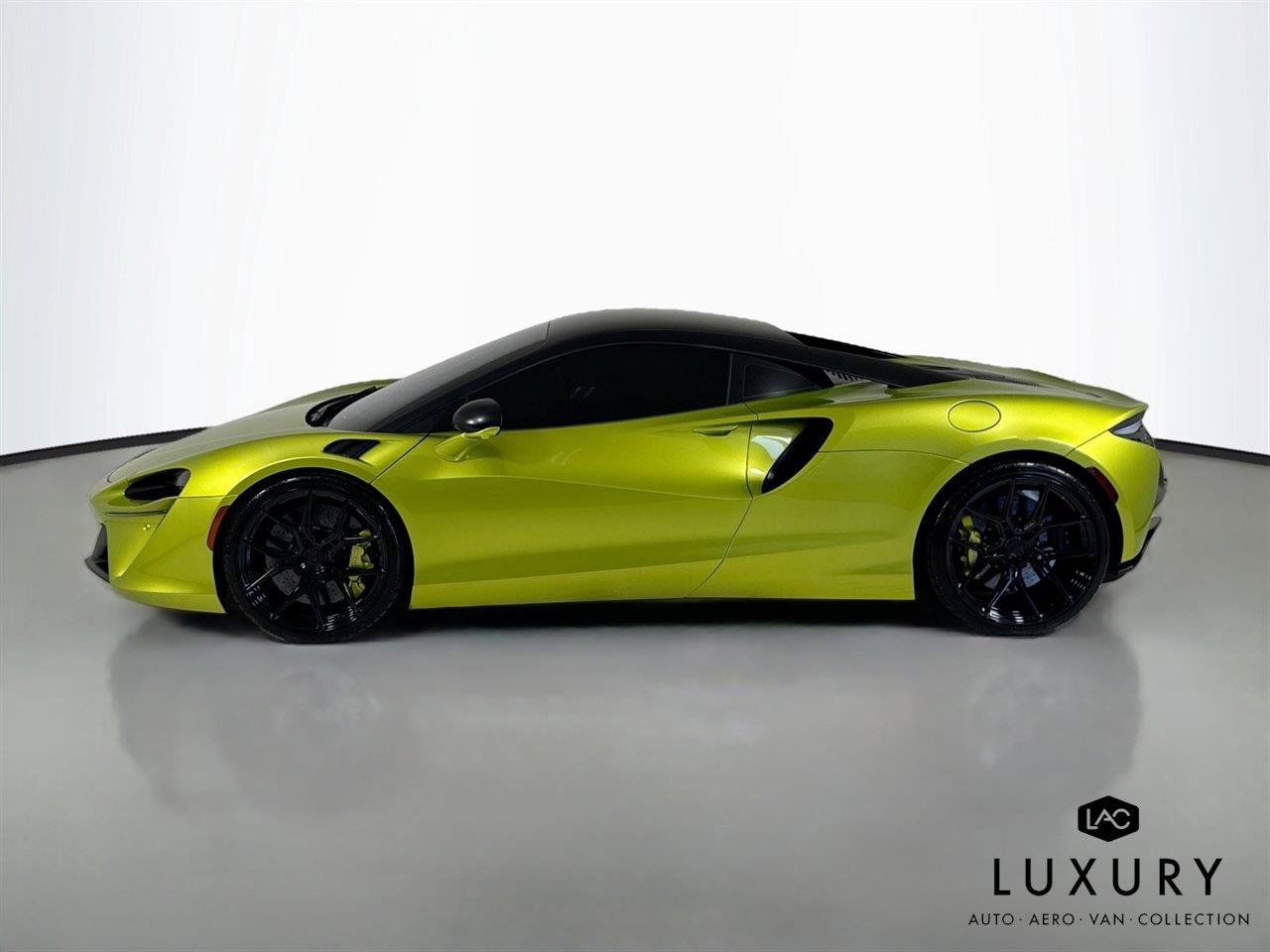Used 2023 McLaren Artura RWD image 9