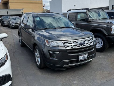 Used 2018 Ford Explorer XLT FWD image 3