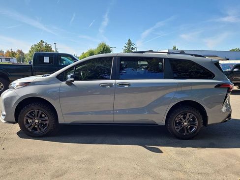Used 2025 Toyota Sienna XSE w/ XSE Premium Package AWD/4WD image 4