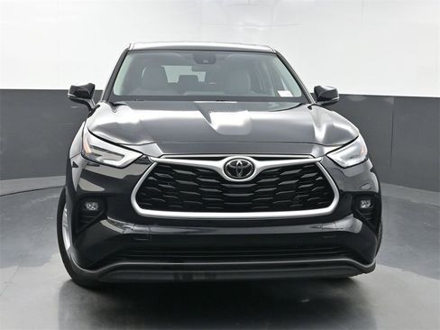 Used 2023 Toyota Highlander LE image 39