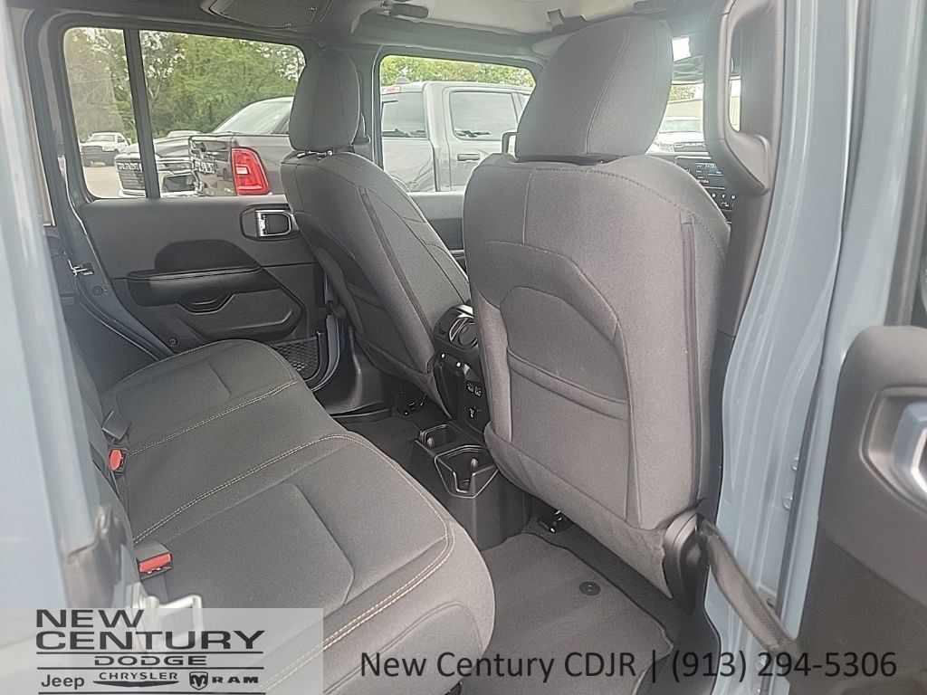 Used 2026 Jeep Wrangler Unlimited Sahara AWD/4WD image 19