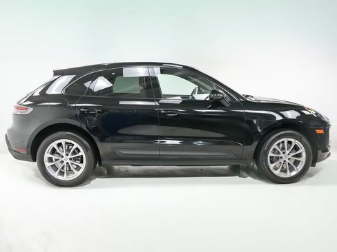 Certified 2022 Porsche Macan AWD/4WD image 9