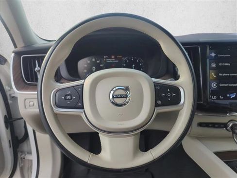 Used 2021 Volvo XC60 T5 Momentum w/ Premium Package FWD image 11