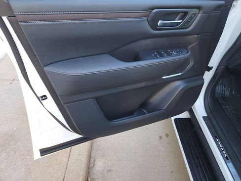 Certified 2025 Nissan Armada Platinum Reserve image 31