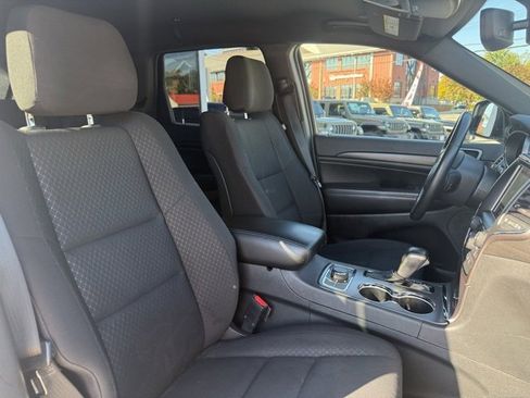 Used 2018 Jeep Grand Cherokee Laredo image 27