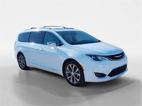 Used 2017 Chrysler Pacifica Limited image 7