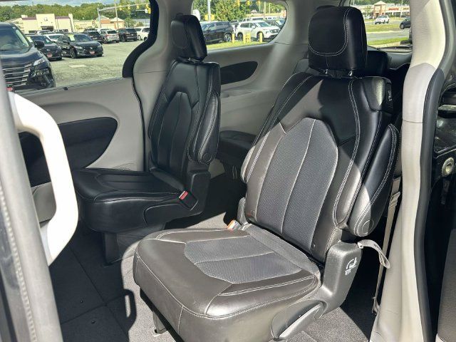 Used 2023 Chrysler Pacifica Touring-L FWD image 17