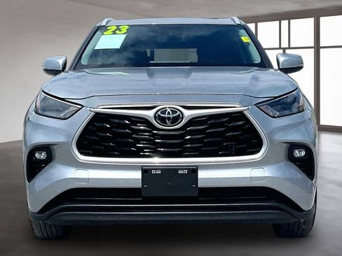 Used 2023 Toyota Highlander XLE FWD image 2