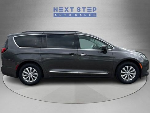Used 2017 Chrysler Pacifica Touring-L FWD image 9