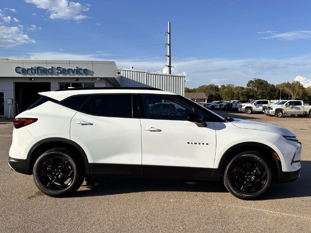 New 2026 Chevrolet Blazer LT w/ Convenience Package FWD image 4