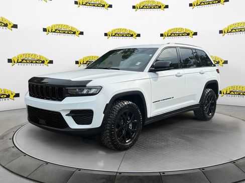 Used 2025 Jeep Grand Cherokee Altitude RWD image 1