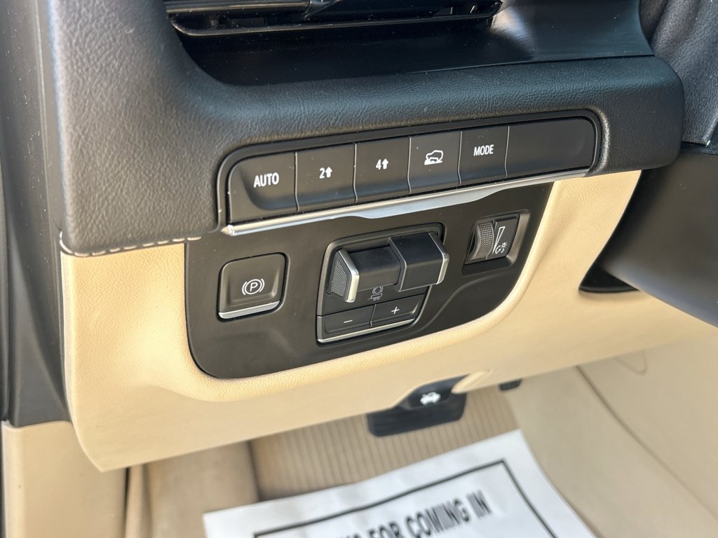 Used 2023 Cadillac Escalade Premium Luxury w/ Performance Package AWD/4WD image 30
