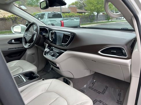 Used 2020 Chrysler Pacifica Touring-L Plus w/ Tire & Wheel Group image 30