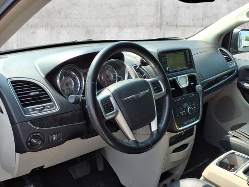 Used 2013 Chrysler Town & Country Touring-L w/ Driver Convenience Group FWD image 4