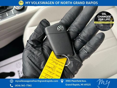 Used 2022 Volkswagen Tiguan SE w/ Panoramic Sunroof Package image 38