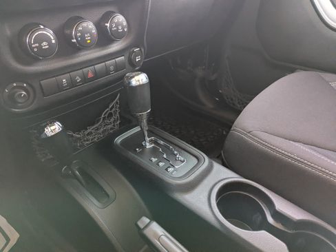 Used 2013 Jeep Wrangler Unlimited Rubicon w/ Connectivity Group AWD/4WD image 23