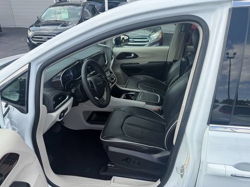 Used 2023 Chrysler Pacifica Limited FWD image 4