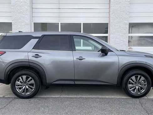 Used 2024 Nissan Pathfinder S image 1