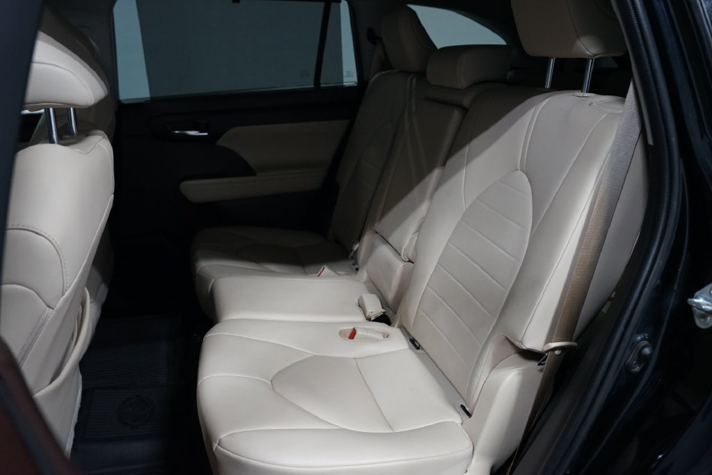Used 2020 Toyota Highlander XLE FWD image 27