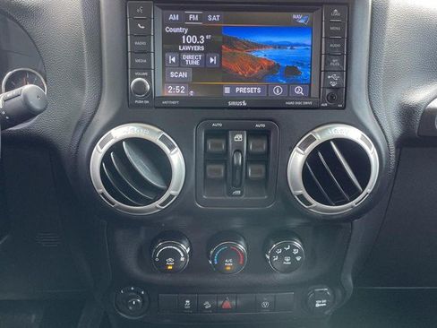 Used 2018 Jeep Wrangler Unlimited Sahara w/ Connectivity Group AWD/4WD image 14
