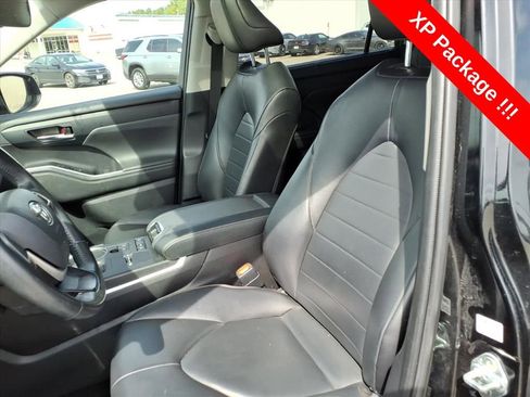 Used 2022 Toyota Highlander XLE image 18