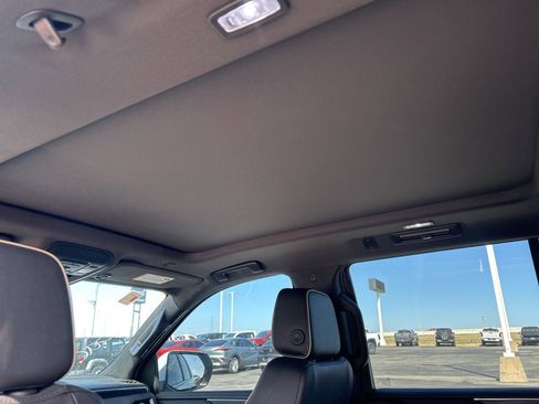 Used 2024 GMC Yukon SLT w/ SLT Premium Package image 13