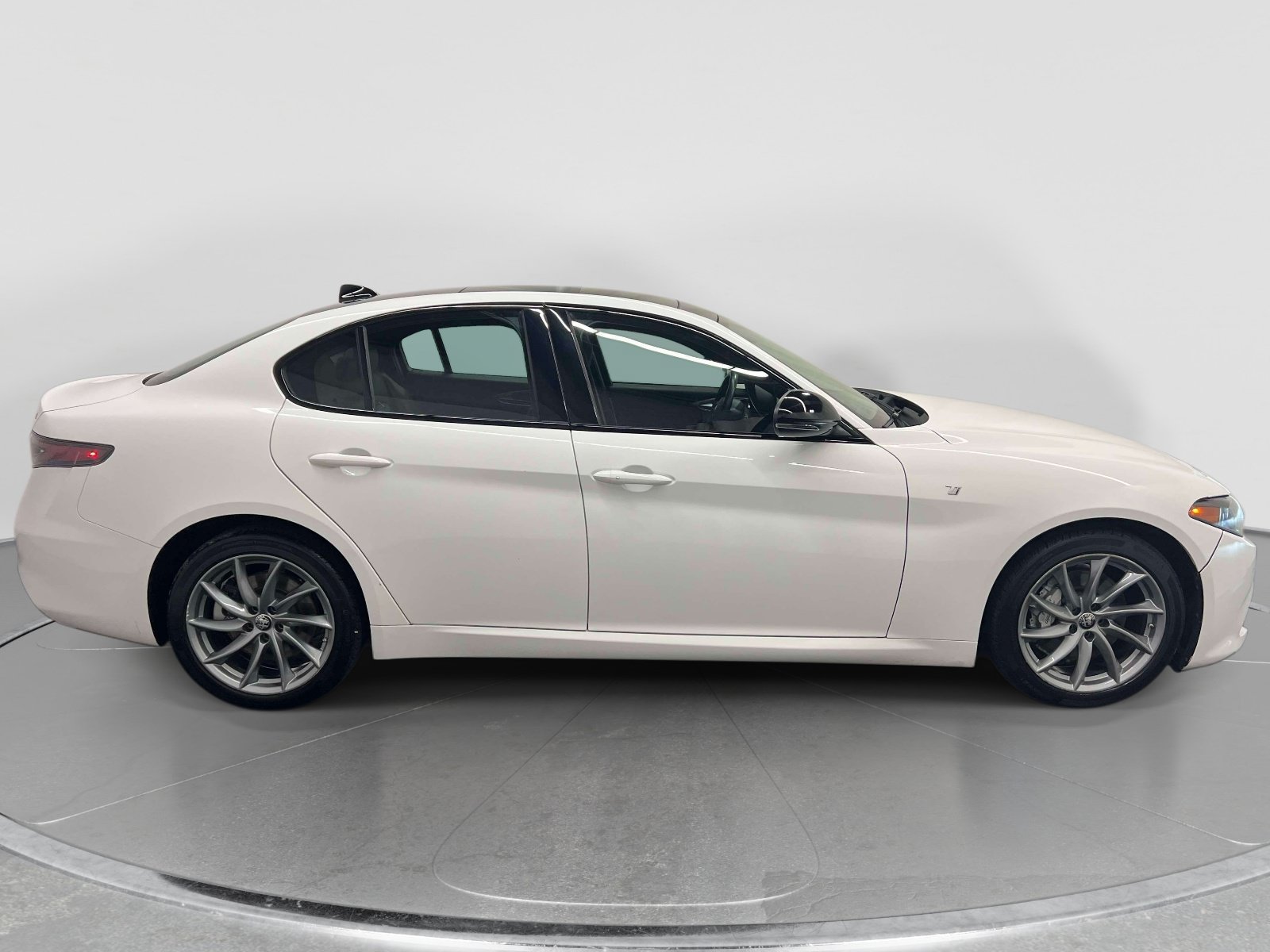 Used 2024 Alfa Romeo Giulia Ti AWD/4WD image 6