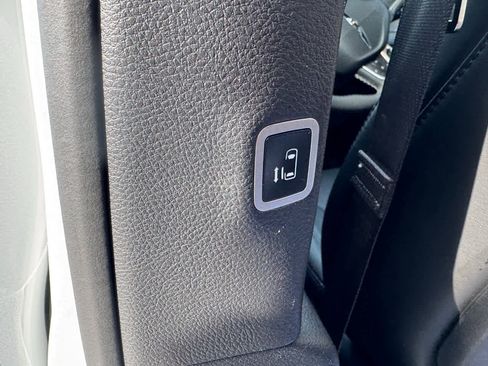 Used 2025 Chrysler Pacifica Select FWD image 45