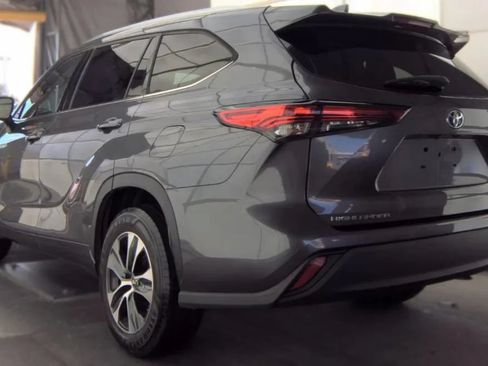 Used 2021 Toyota Highlander XLE FWD image 4