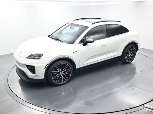 Certified 2025 Porsche Macan 4S Electric AWD/4WD image 30