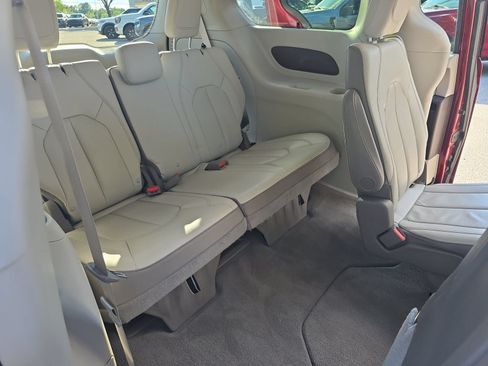 Used 2019 Chrysler Pacifica Touring-L w/ Advanced Safetytec Group FWD image 12