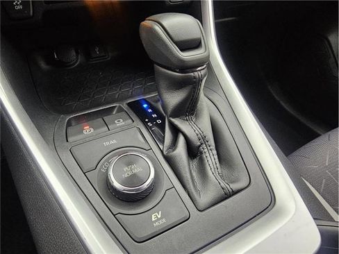 Used 2020 Toyota RAV4 XLE image 18