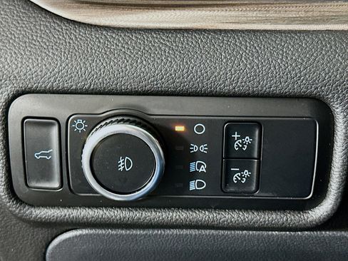 Used 2024 Ford Explorer Limited image 17