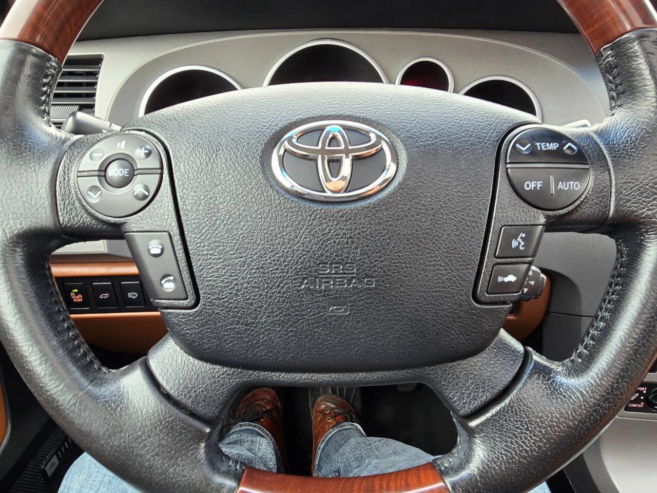 Used 2013 Toyota Sequoia Platinum AWD/4WD image 16