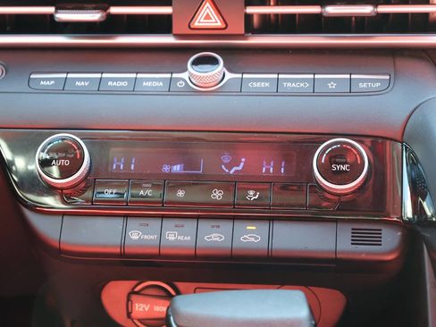 Used 2024 Hyundai Elantra Blue image 21