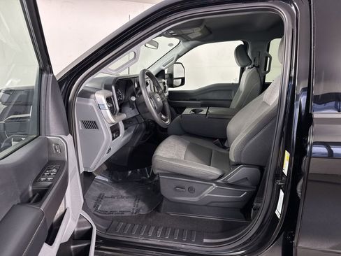 Used 2025 Ford F250 XLT image 4