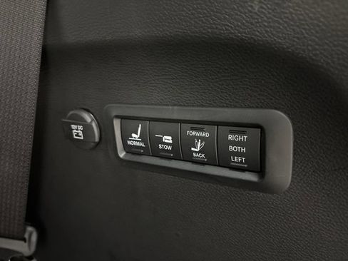 Used 2025 Chrysler Pacifica Pinnacle w/ Trailer Tow Group FWD image 39