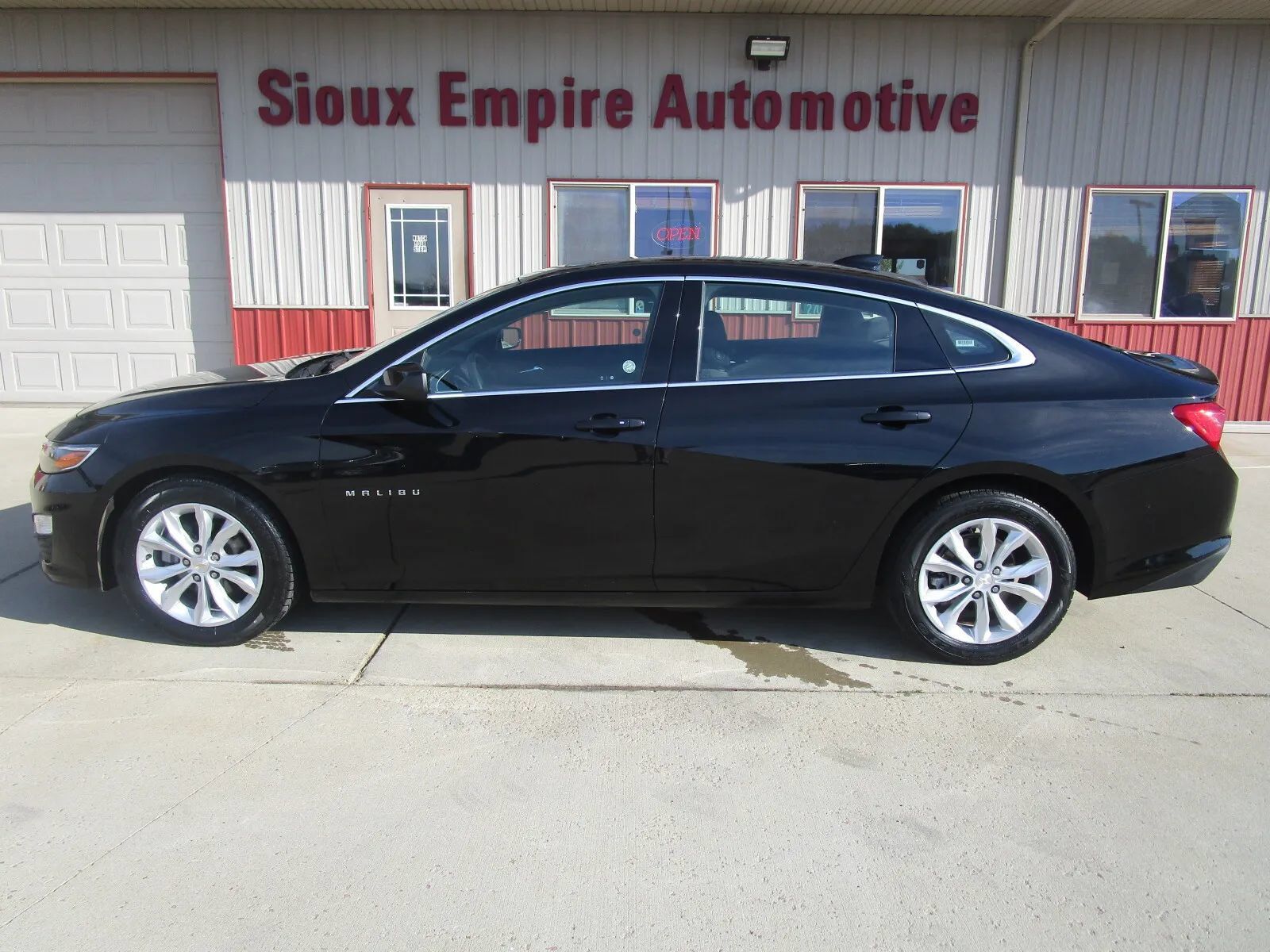 Used 2024 Chevrolet Malibu LT FWD image 2