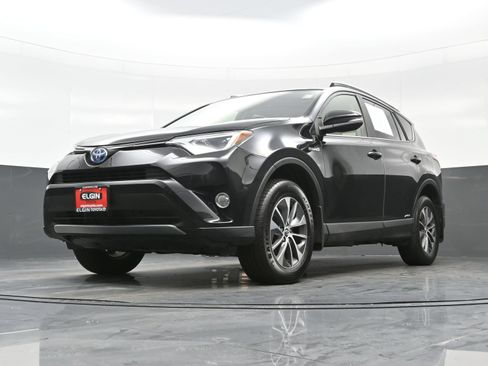Used 2017 Toyota RAV4 XLE w/ All Weather Liner Package AWD/4WD image 28
