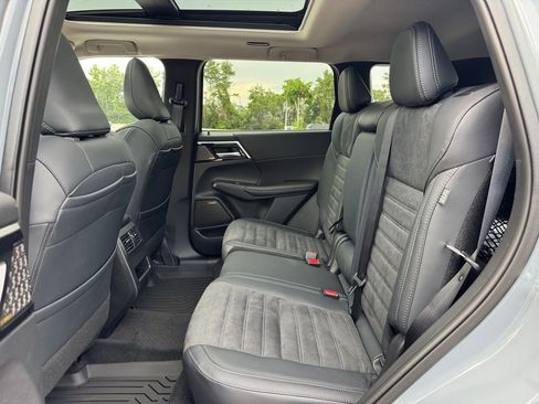 New 2025 Mitsubishi Outlander SE image 15
