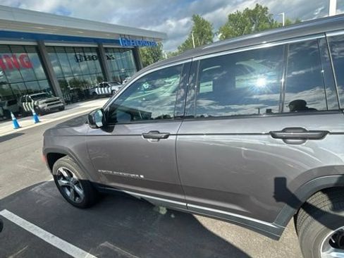 Used 2022 Jeep Grand Cherokee Limited RWD image 2