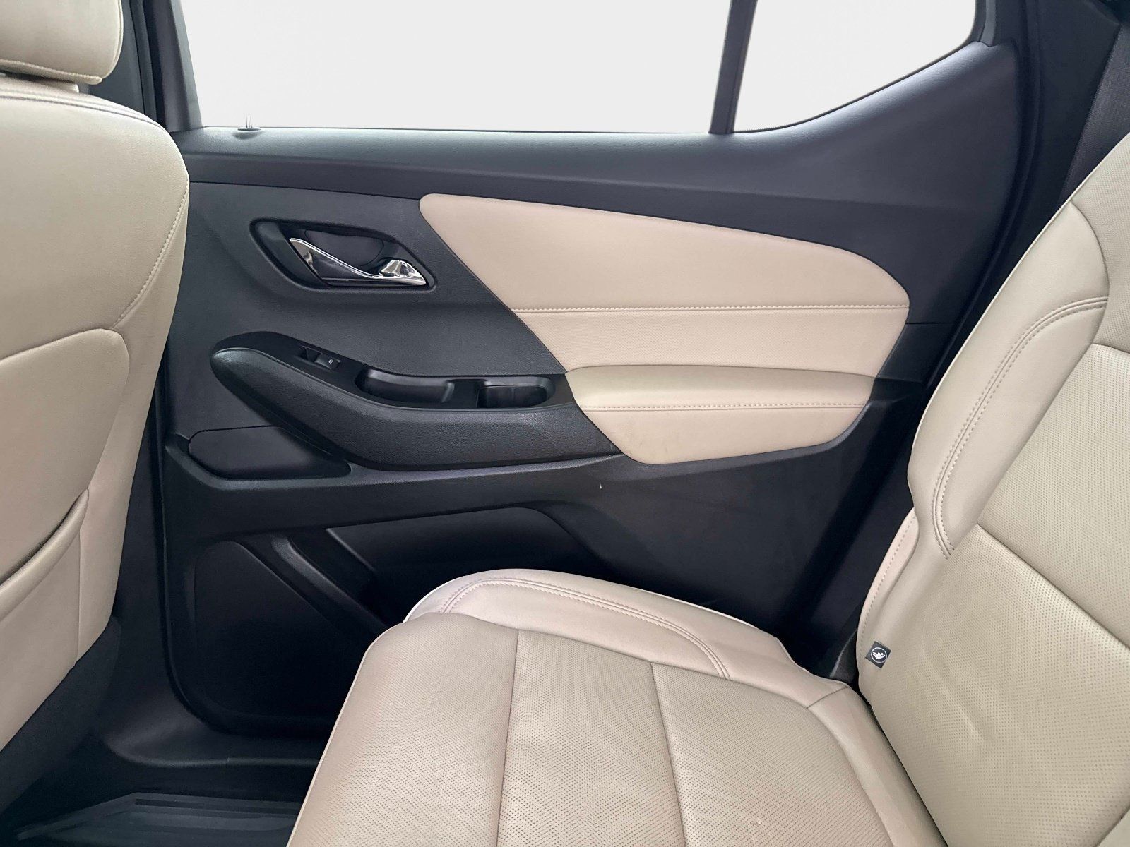 Used 2023 Chevrolet Traverse Premier FWD image 17