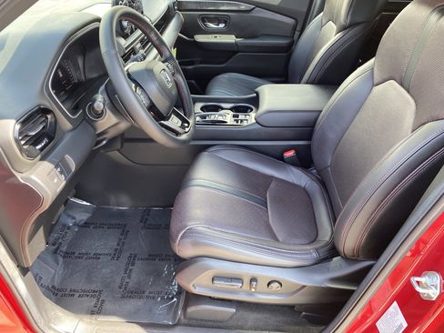 Used 2025 Honda Pilot Black Edition image 16